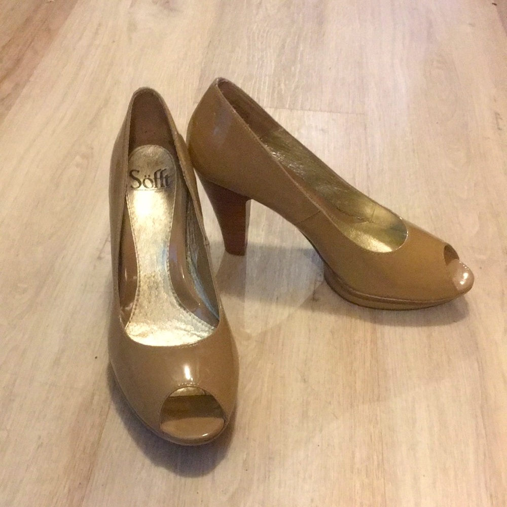 Sofft sand colored patent leather pumps